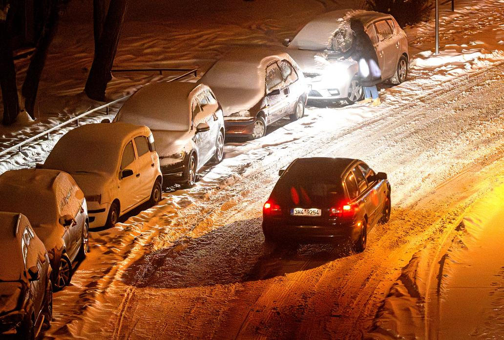 Kluzká past pro řidiče i chodce: hasiči nestíhají zasahovat