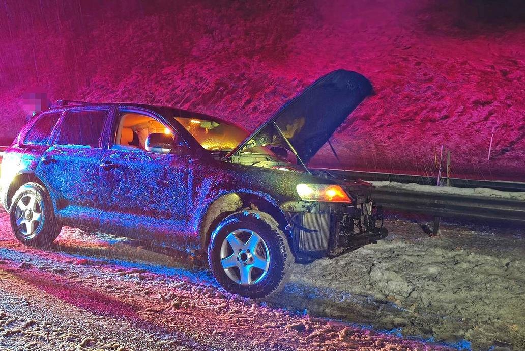 Kluzká past pro řidiče i chodce: hasiči nestíhají zasahovat