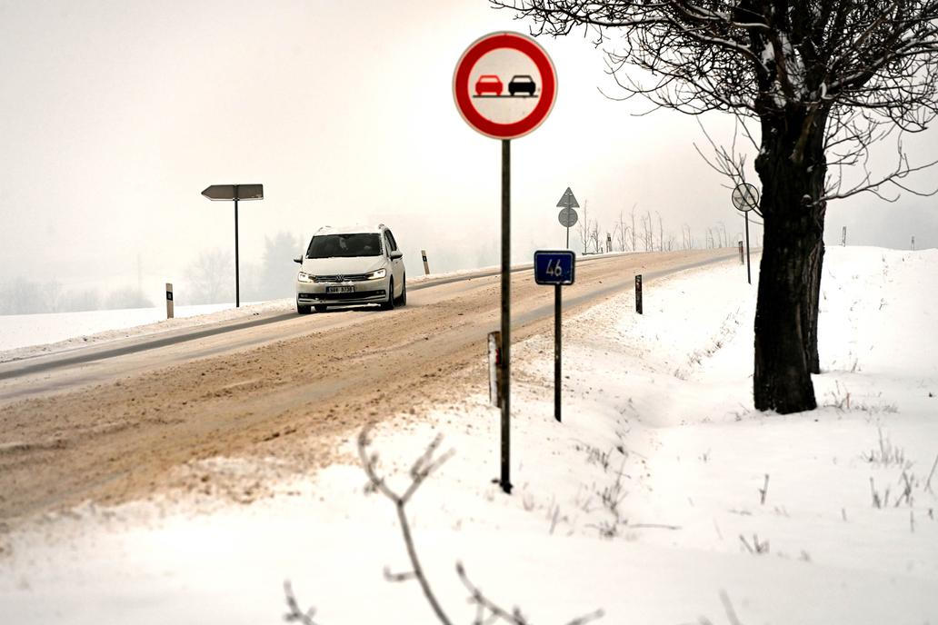 Kluzká past pro řidiče i chodce: hasiči nestíhají zasahovat