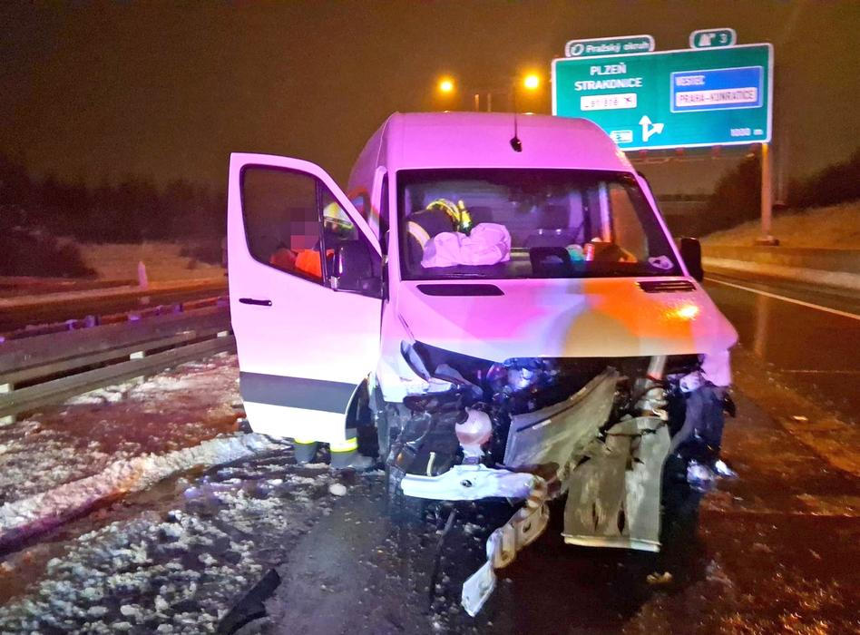 Kluzká past pro řidiče i chodce: hasiči nestíhají zasahovat