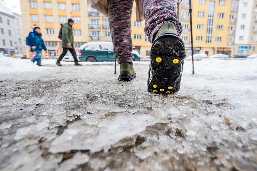 Chodníky jako peklo, popsali Pražané boj s ledovkou. Nebezpečí číhá i nad hlavou