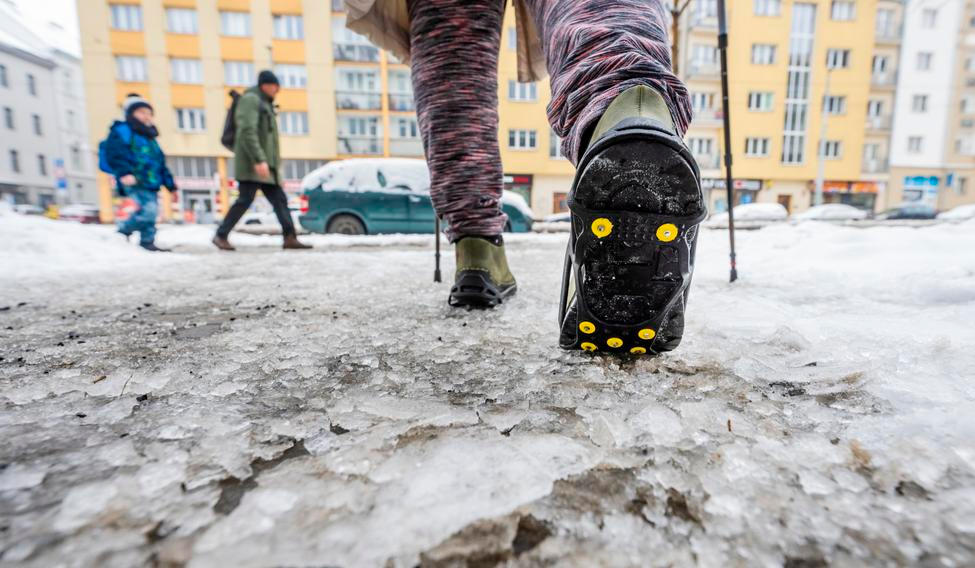 protiskluzové návleky na boty, nesmeky, detail, chodec, chodci, chodník, ledovka, led, námraza