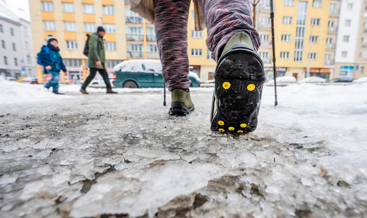 protiskluzové návleky na boty, nesmeky, detail, chodec, chodci, chodník, ledovka, led, námraza