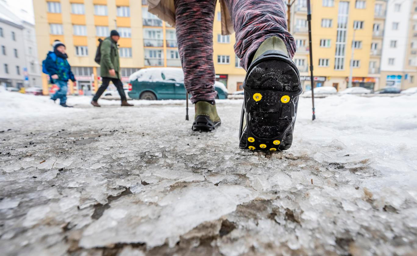 protiskluzové návleky na boty, nesmeky, detail, chodec, chodci, chodník, ledovka, led, námraza