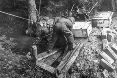 Američtí vojáci vytahují bedny s dokumenty z rokle Dušno u Štěchovic (únor 1946). Tajná mise zajistila archiv K. H. Franka.