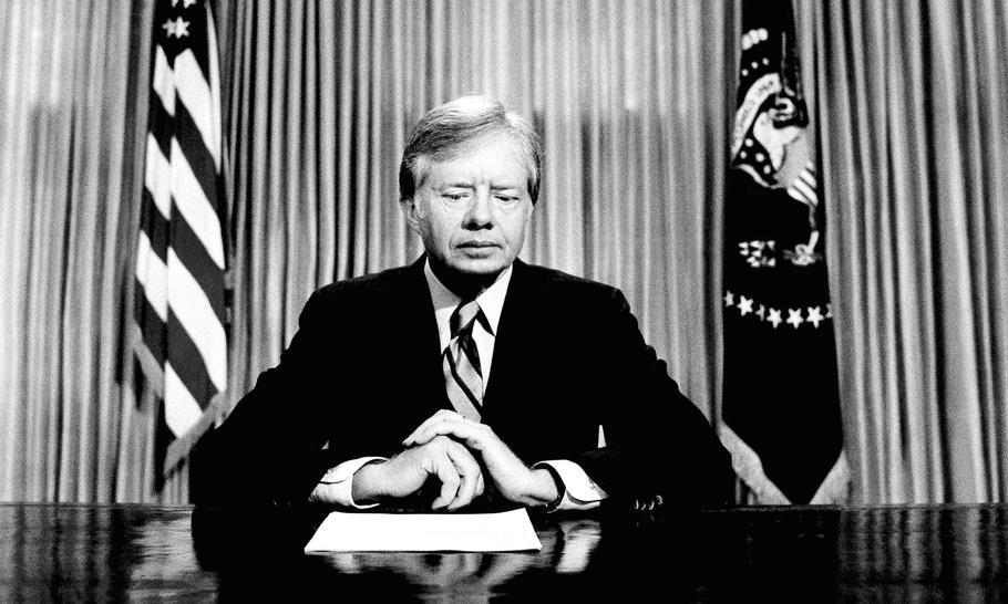 Prezident Jimmy Carter se připravuje na projev k národu po neúspěšné misi na záchranu amerických rukojmích v Íránu. V dubnu 1980 oznámil, že operace skončila tragicky smrtí osmi členů záchranného týmu.