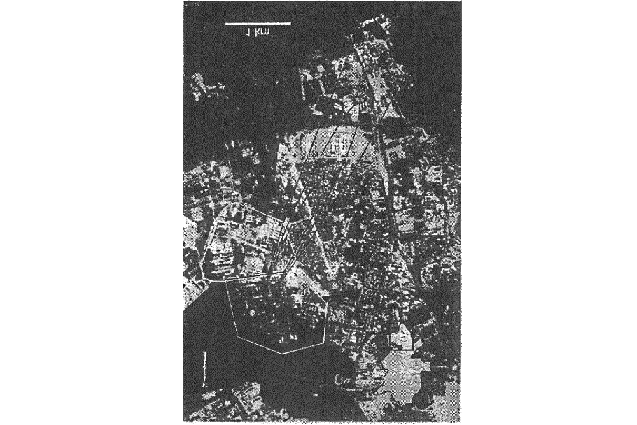Letecký snímek Sverdlovsku s mapou 62 oběti antraxu. Červeně označené denní lokace pacientů v období 2.–6. dubna 1979. Zdroj: Meselson et al., Science 1994.