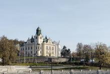 Přístavba respektuje tvary, měřítko i siluetu původní radnice, ale bez historického dekoru. Díky tomu vzniká moderní architektura, která s historií komunikuje, aniž by ji kopírovala. Architekt Pavel Kvintus pak návrh přirovnává k hudební skladbě o třech slokách: minulost, přítomnost a budoucnost se v ní harmonicky prolínají.