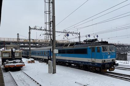 Pod dlouhodobě opravovaným mostem Ervína Špindlera v Roudnici nad Labem musí lokomotivy kvůli bezpečnosti stáhnout sběrače a jet na volnoběh. Někteří strojvůdci to ale nezvládli, čímž často strhávali trolej a na mnoho hodin zastavili provoz mezi Prahou a Německem.