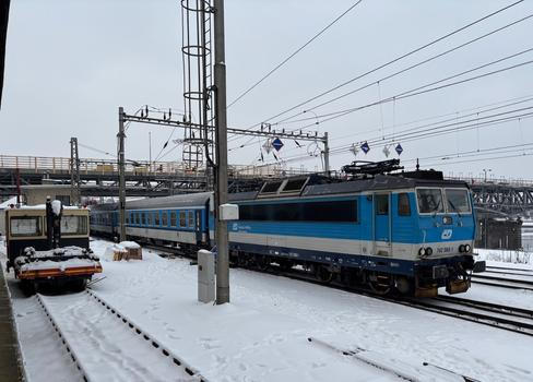 Pod dlouhodobě opravovaným mostem Ervína Špindlera v Roudnici nad Labem musí lokomotivy kvůli bezpečnosti stáhnout sběrače a jet na volnoběh. Někteří strojvůdci to ale nezvládli, čímž často strhávali trolej a na mnoho hodin zastavili provoz mezi Prahou a Německem.