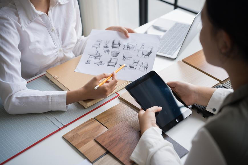 Letošní trendy v bydlení překvapují. Out je oblíbený nábytek a vévodí možná nečekané tóny