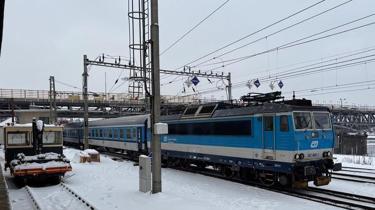 Pod dlouhodobě opravovaným mostem Ervína Špindlera v Roudnici nad Labem musí lokomotivy kvůli bezpečnosti stáhnout sběrače a jet na volnoběh. Někteří strojvůdci to ale nezvládli, čímž často strhávali trolej a na mnoho hodin zastavili provoz mezi Prahou a Německem.