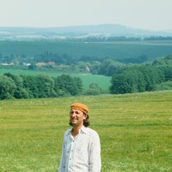 Bolek Polívka jako Bohuš v komedii Věry Chytilové Dědictví aneb Kurvahošigutntág.