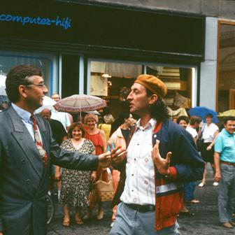 Bolek Polívka jako Bohuš a Miroslav Donutil jako právník Ulrich ve snímku Dědictví aneb Kurvahošigutntág. 