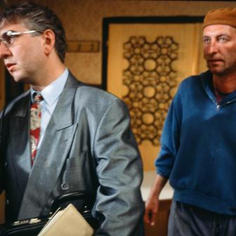 Bolek Polívka jako Bohuš a Miroslav Donutil jako právník Ulrich ve snímku Dědictví aneb Kurvahošigutntág. 