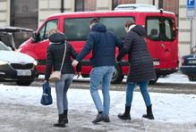 Kluzká past pro řidiče i chodce: hasiči nestíhají zasahovat