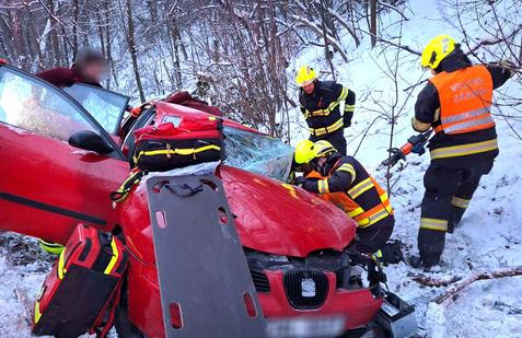 Kluzká past pro řidiče i chodce: hasiči nestíhají zasahovat