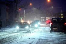 Kluzká past pro řidiče i chodce: hasiči nestíhají zasahovat