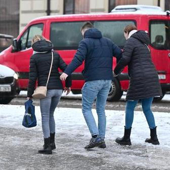 Kluzká past pro řidiče i chodce: hasiči nestíhají zasahovat