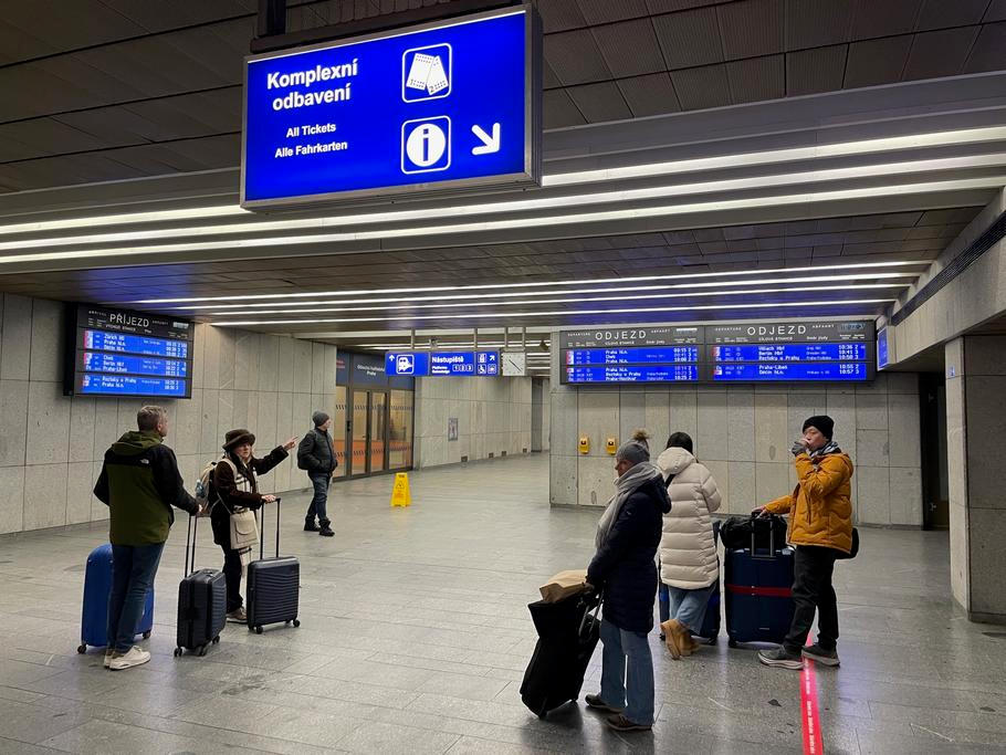 Na pražském Holešovickém nádraží se ve středu 7. ledna 2026 hromadí první cestující, kteří tu uvízli kvůli zastavenému koridoru.