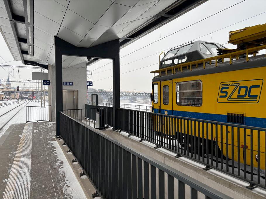 V Roudnici nad Labem probíhá v úterý 13. a středu 14. ledna napěťová výluka, během níž technici sundají hákovnice a namontují citlivější řešení.