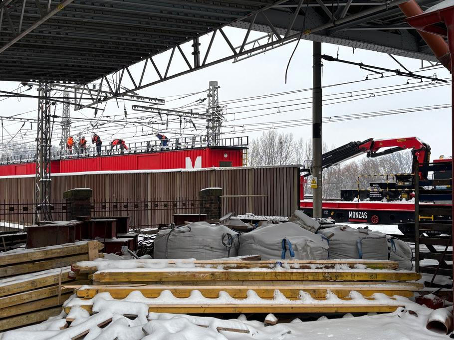 Technici během napěťové výluky odstraňují hákovnici a nahrazují je vyspělejší teflonovou technologií, která úsek odizoluje a vlak tu může projet i se zvednutým sběračem.