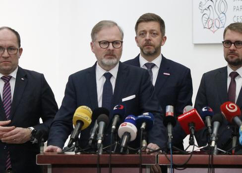 Expremiér Petr Fiala s dalšími opozičními lídry, kteří neuspěli ve snaze odvolat šéfa sněmovny Tomio Okamuru