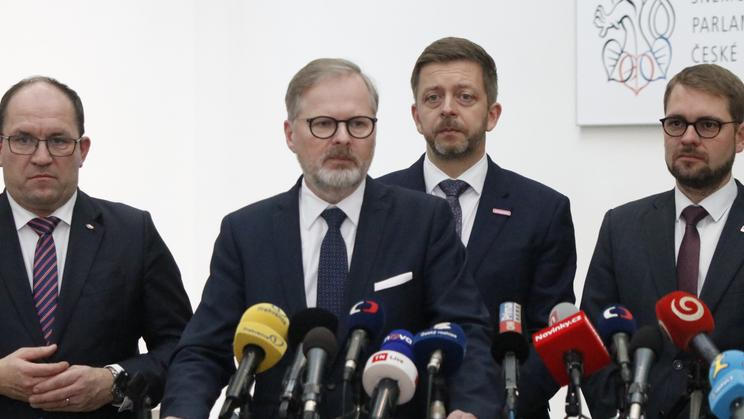 Expremiér Petr Fiala s dalšími opozičními lídry, kteří neuspěli ve snaze odvolat šéfa sněmovny Tomio Okamuru
