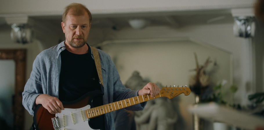 Martin Pechlát v roli muzikanta Dana hraje na kytaru i saxofon.