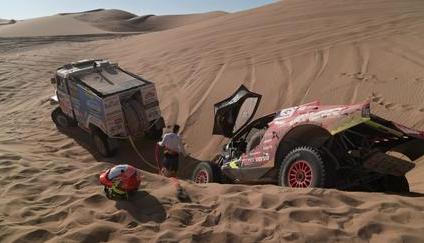 artin Šoltys pomáhá na Dakaru Martinu Prokopovi