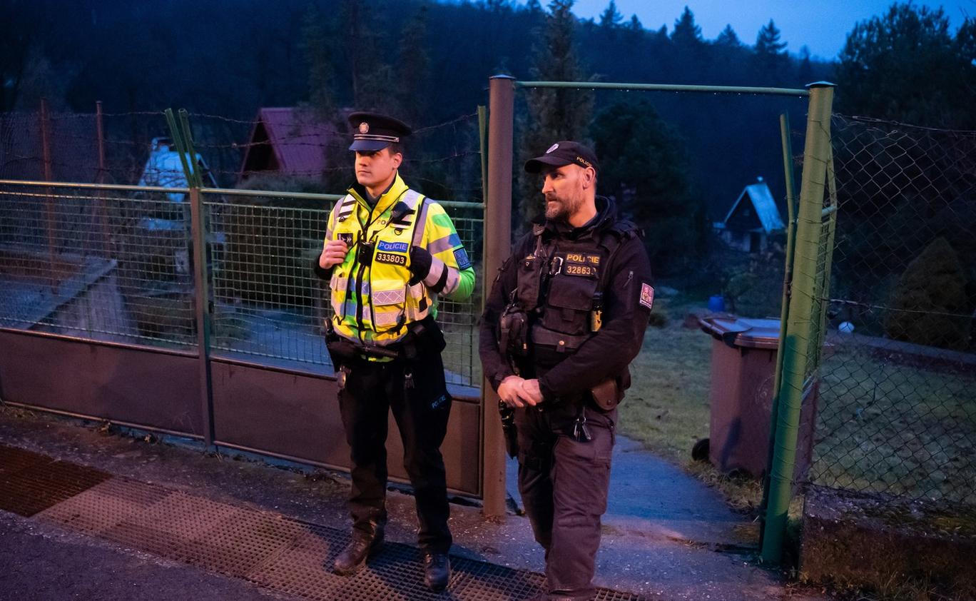 Policie hlídá vstup do chatové oblasti ve Žlutavě, kde byl držen unesený chlapec.