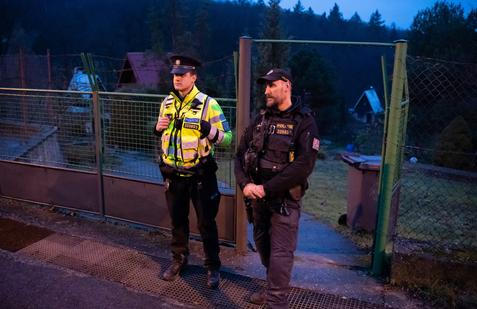 Policie zprvu hlídala vstup do chatové oblasti ve Žlutavě, kde byl držen unesený chlapec.