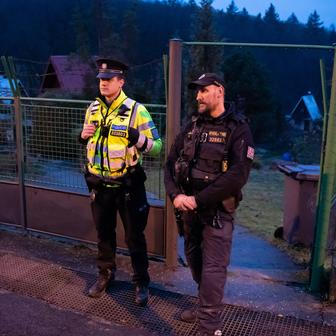 Policie zprvu hlídala vstup do chatové oblasti ve Žlutavě, kde byl držen unesený chlapec.