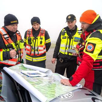 Do pátrání po uneseném chlapci se v prosinci zapojily stovky lidí.