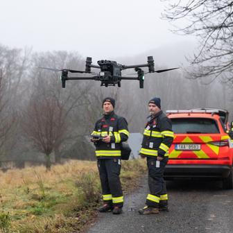 Konec pátrání přinesla až dvojice lidí, která zaslechla chlapcovo volání o pomoc.