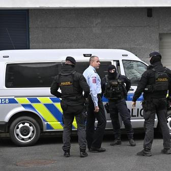 policie, policista, policisté, policejní vůz, auto, automobil