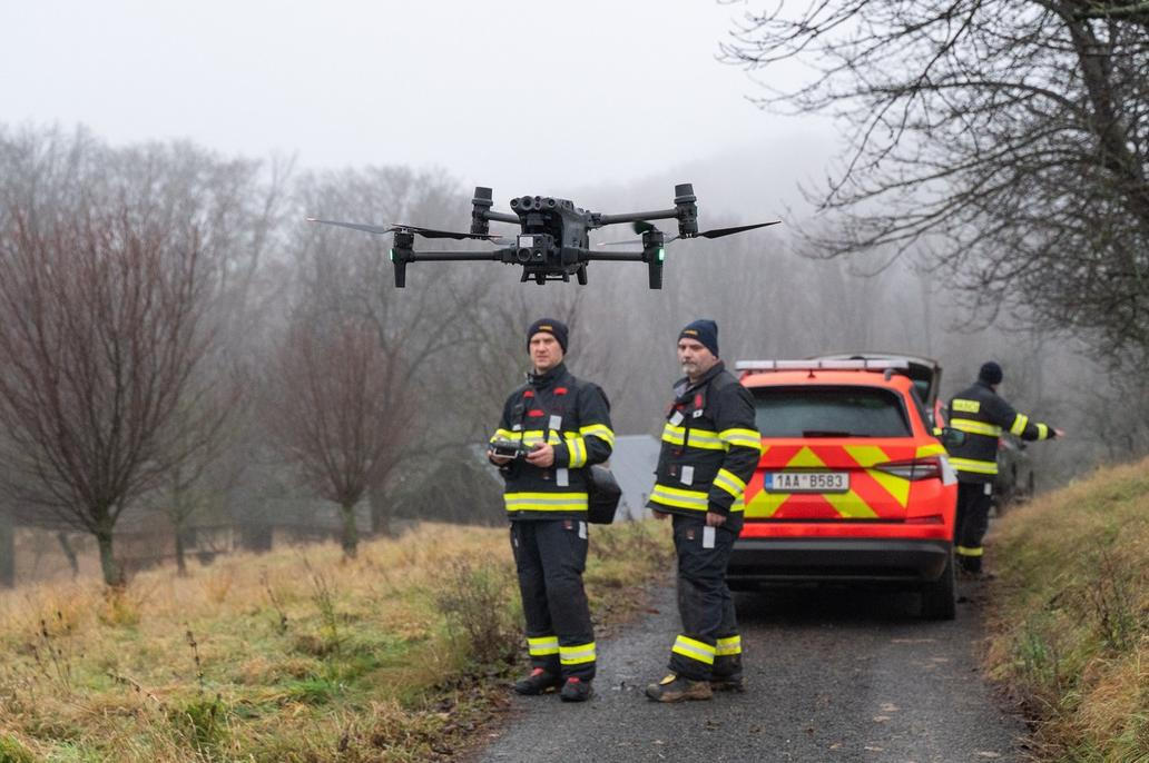 Konec pátrání přinesla až dvojice lidí, která zaslechla chlapcovo volání o pomoc.