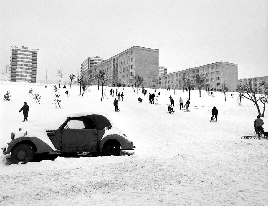 sídliště Malešice - zima - sníh - sáňkování - panelák
