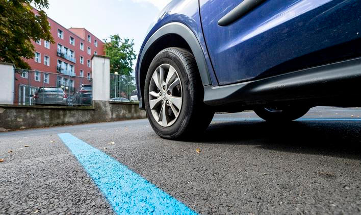 Parkování na modrých zónách pro rezidenty. Ilustrační foto.