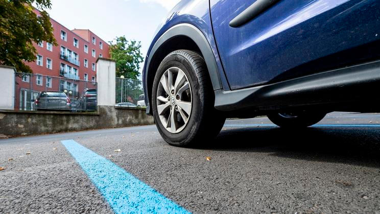 Parkování na modrých zónách pro rezidenty. Ilustrační foto.
