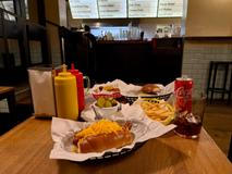 Kvalitní párek doplňuje sladká chuť slaninového džemu, hovězí slider je šťavnatý a chuťově vyvážený, hranolky jsou připraveny přesně tak akorát a nakládané okurky s koprem příjemně osvěžují a křupou.