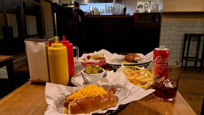 A ať už člověk stojí v mrazu u stánku, zkouší svíčkovou v rohlíku, nebo si v teple bistra vychutnává hot dog se slaninovým džemem, jedno je jisté: Pražáci mají hlad – a rozhodně ví, čím ho v jejich milované metropoli zahnat.