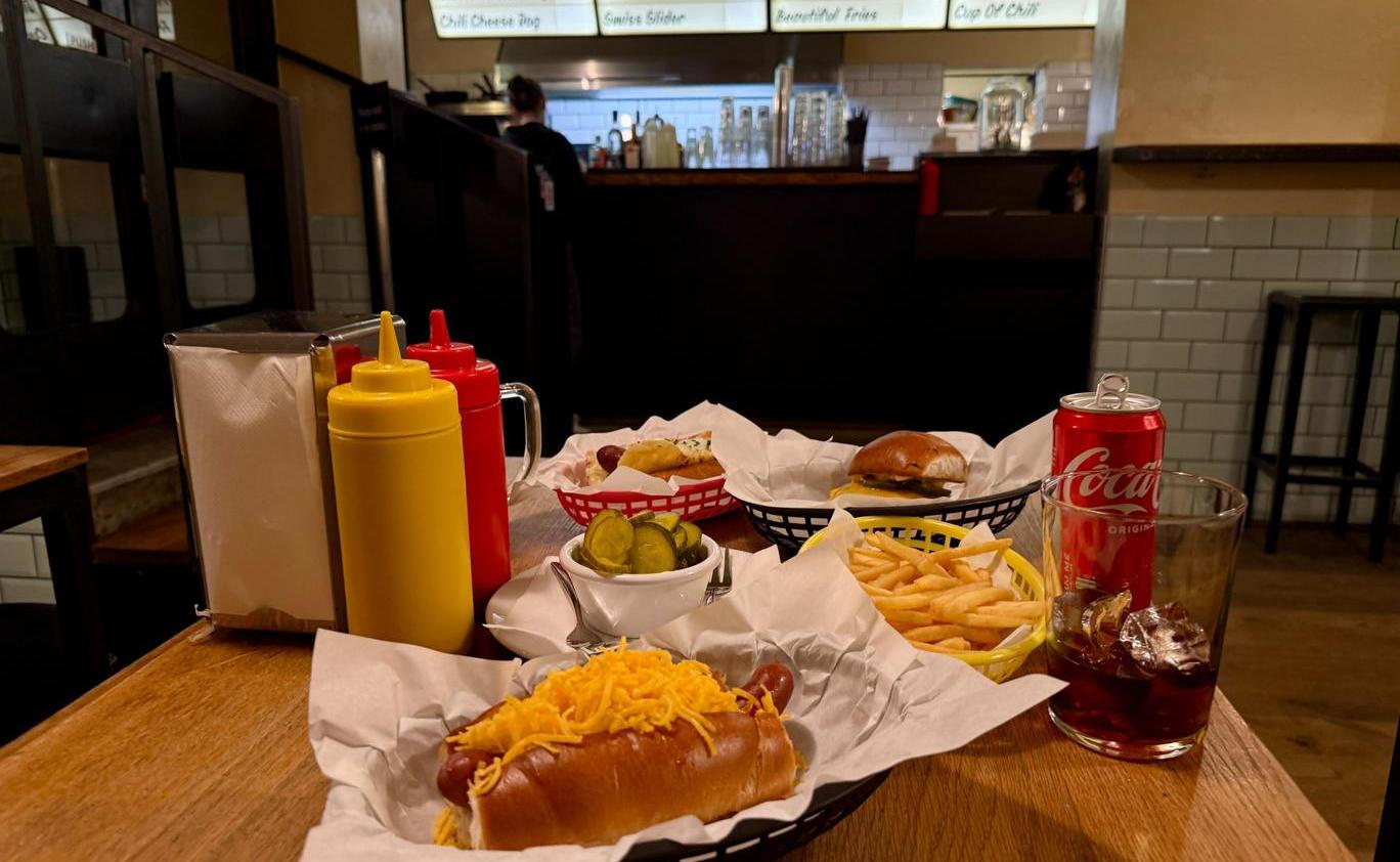 A ať už člověk stojí v mrazu u stánku, zkouší svíčkovou v rohlíku, nebo si v teple bistra vychutnává hot dog se slaninovým džemem, jedno je jisté: Pražáci mají hlad – a rozhodně ví, čím ho v jejich milované metropoli zahnat.