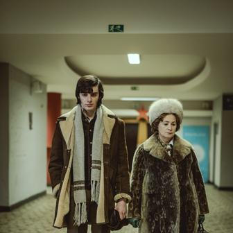 Adama Kubala v roli krasobruslaře Ondreje Nepely a Jana Nagyová jako jeho trenérka ve filmu Šampión režiséra Jakuba Červenky.