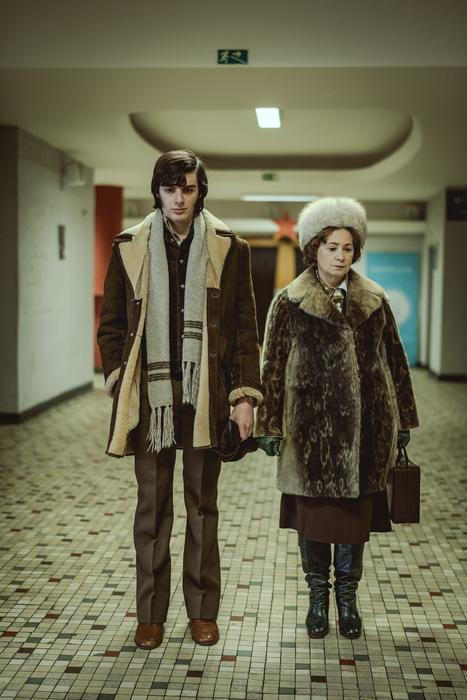 Adama Kubala v roli krasobruslaře Ondreje Nepely a Jana Nagyová jako jeho trenérka ve filmu Šampión režiséra Jakuba Červenky.