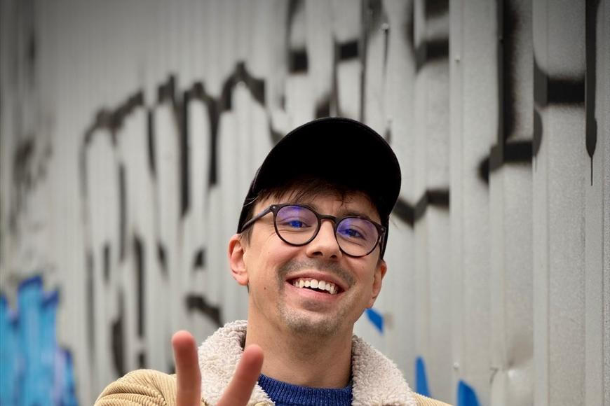 Sociální sítě proměnily vztahy. Román O hvězdách víš h*vn* boduje u všech generací