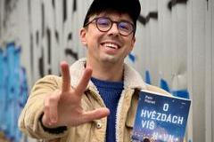 Petr Hanel je začínající filmař a spisovatel, milovník starší tvorby Christophera Nolana a zapálený urbexer. Jeho knižním debutem se stal román O hvězdách víš hovno.