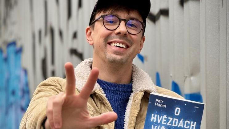 Petr Hanel je začínající filmař a spisovatel, milovník starší tvorby Christophera Nolana a zapálený urbexer. Jeho knižním debutem se stal román O hvězdách víš hovno.