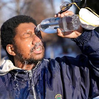 Bouře po smrti matky tří dětí. Trumpovi agenti čelí soudu i hněvu ulic