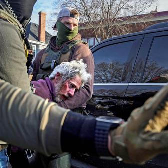 Bouře po smrti matky tří dětí. Trumpovi agenti čelí soudu i hněvu ulic